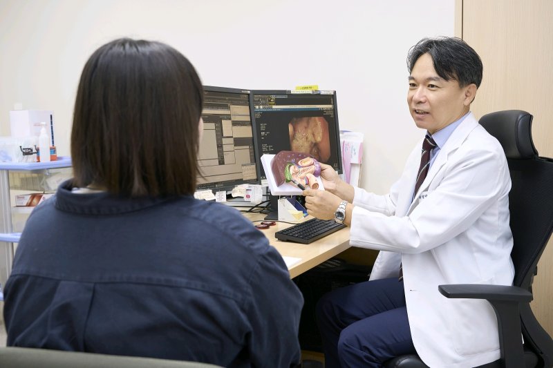 [서울=뉴시스] 최성일 강동경희대병원 소화기외과 교수가 환자를 진료하고 있다. (사진= 강동경희대병원 제공)