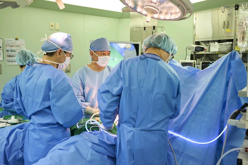 [서울=뉴시스] 최성일 강동경희대병원 소화기외과 교수가 위암 복강경 수술을 하고 있다. (사진= 강동경희대병원 제공)