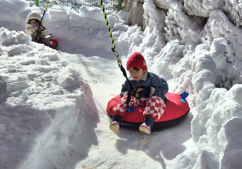 전북 완주군 청정테마힐링센터 눈썰매장에서 어린이들이 회전썰매를 타고 있다. 2026.1.25/뉴스1 ⓒ News1 유경석 기자