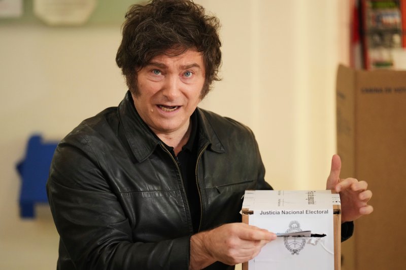 [부에노스아이레스=AP/뉴시스] 미국은 제3국 출신 이주민들을 아르헨티나로 추방할 수 있도록 하는 협정 체결을 위한 협상을 진행하고 있다고 뉴욕타임스(NYT)가 30일 보도했다. 사진은 지난해 10월 26일(현지 시간) 하비에르 밀레이 아르헨티나 대통령이 부에노스아이레스 한 투표소에서 투표하고 있는 모습. 2026.02.02.