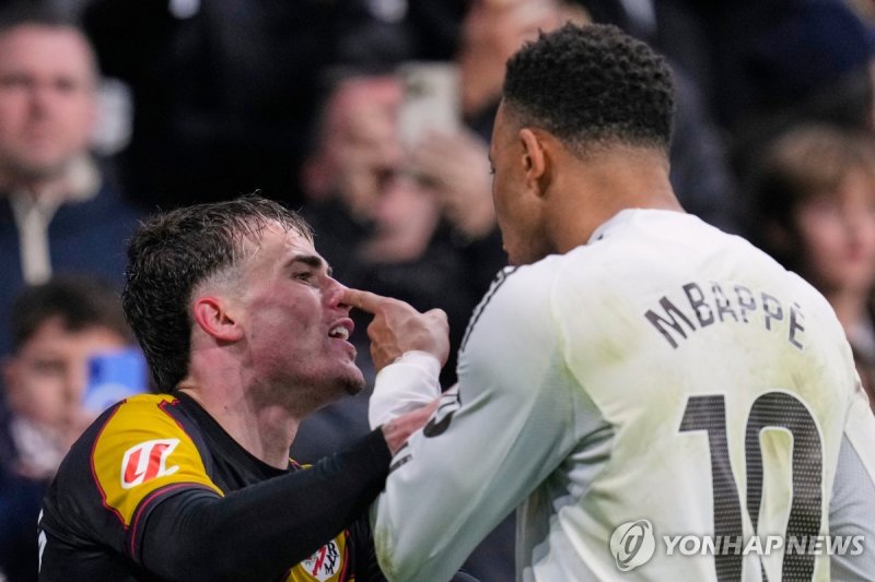 펩 차바리아와 다투는 킬리안 음바페 (출처=연합뉴스)