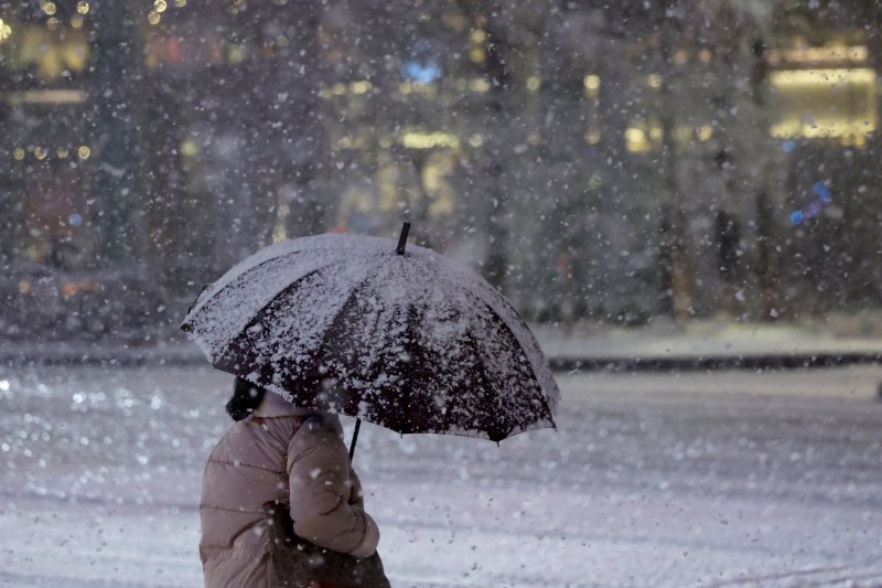 서울 광화문 네거리에서 퇴근길 시민들이 발걸음을 재촉하고 있다. .4/뉴스1 ⓒ News1 황기선 기자