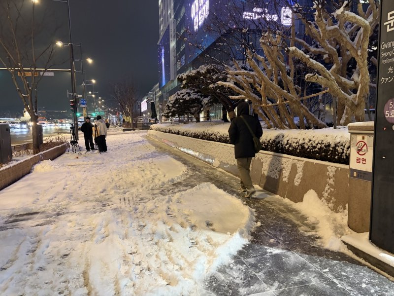 눈 내린 광화문 인근 인도 (출처=연합뉴스)