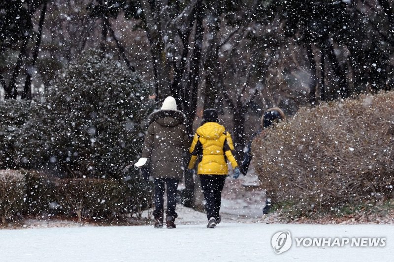 눈 내리는 거리 지나는 시민들 (출처=연합뉴스)