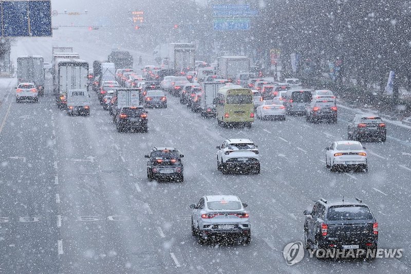 폭설 속 출근길 (출처=연합뉴스)