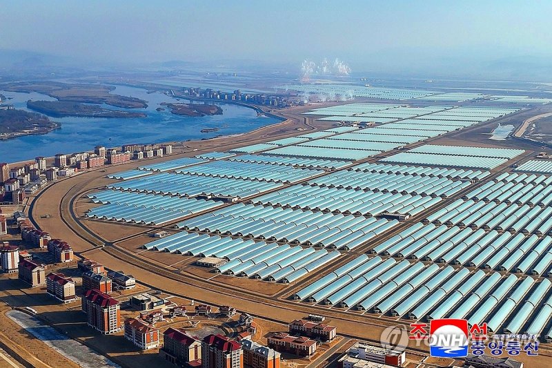 김정은, 신의주 온실종합농장 준공식 참석 (출처=연합뉴스)