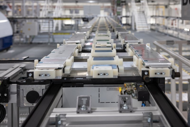 슬로바키아 서부 호르나스트레다 소재 '포르쉐스마트배터리샵'(PSBS)에 공급된 LG에너지솔루션의 파우치형 NMCA(니켈·망간·코발트·알루미늄) 배터리셀의 모습(자료사진. 포르쉐 제공). 2026.01.27.