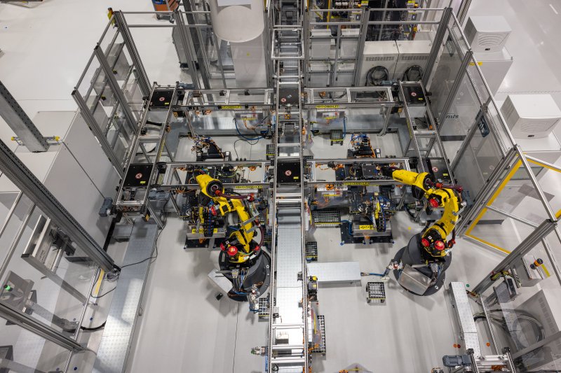 슬로바키아 서부 호르나스트레다 소재 '포르쉐스마트배터리샵'(PSBS)에서 로봇팔이 '카이엔 일렉트릭'에 탑재될 배터리 모듈을 생산하고 있는 모습(자료사진. 포르쉐 제공). 2026.01.27.