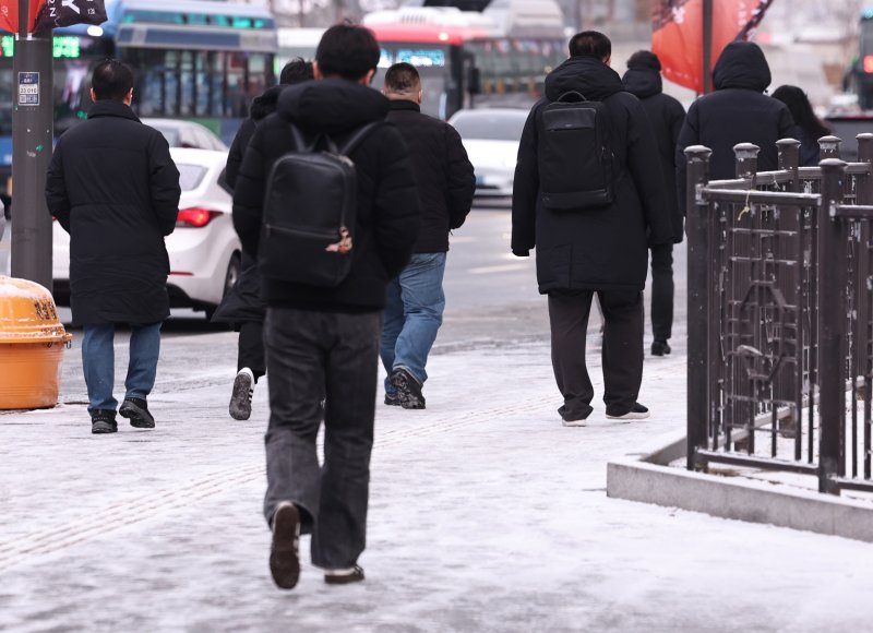 19일 오전 서울 세종대로 광화문역 네거리에서 시민들이 간밤에 쌓인 눈 위를 걷고 있다. 2026.1.19/뉴스1 ⓒ News1 구윤성 기자