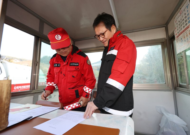 산불 초소 점검하는 김홍규 강원 강릉시장.(강릉시 제공, 재판매 및 DB 금지) 2026.2.2/뉴스1