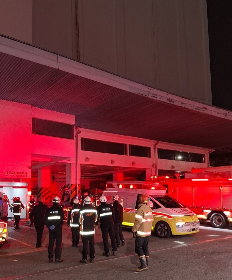 2일 오전 부산 사하구 냉동창고 가스 누출 사고 현장.(부산소방재난본부 제공. 재판매 및 DB 금지)