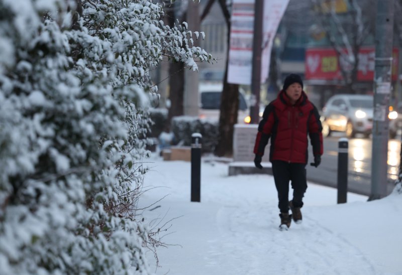 최대 5㎝의 눈이 예보된 2일 광주 북구 오치동에서 시민들이 눈 쌓인 출근길을 조심히 걷고 있다. 2026.2.2/뉴스1 ⓒ News1 박지현 기자