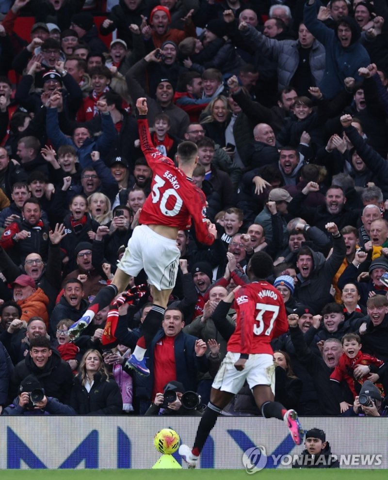 극장골 터뜨린 베냐민 셰슈코와 환호하는 관중들 (출처=연합뉴스)