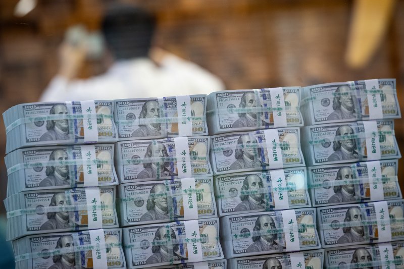 서울 중구 하나은행 위변조대응센터에서 직원이 달러화를 정리하고 있다. /뉴스1 ⓒ News1 유승관 기자