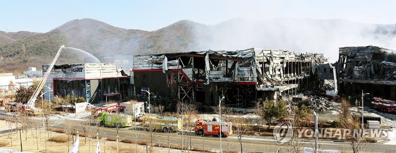 전소된 음성 생활용품 공장 (출처=연합뉴스)