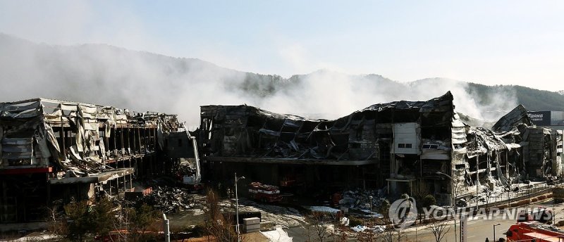 전소된 음성 생활용품 공장 (출처=연합뉴스)