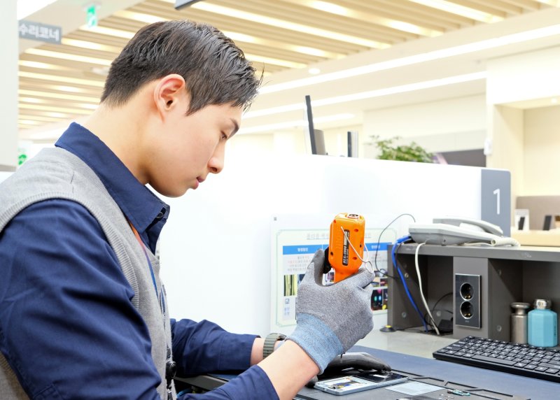 [서울=뉴시스]삼성전자서비스 엔지니어가 스마트폰 디스플레이 단품 수리를 진행하는 모습. (사진=삼성전자서비스 제공) 2026.02.02. photo@newsis.com *재판매 및 DB 금지