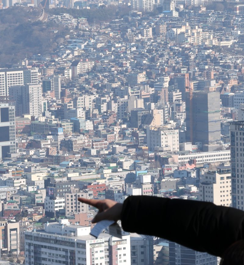 [서울=뉴시스] 박주성 기자 = 이재명 대통령이 지난 31일 "부동산 정상화는 (코스피) 5천피, 계곡 정비보다 훨씬 쉽고 중요한 일"이라며 "기회가 있을 때 잡으시기 바란다. 이번이 마지막 기회였음을 곧 알게 될 것"이라고 밝혔다. 부동산 투기세력에 최후통첩을 날리며 수도권 집값 안정에 대한 강한 의지를 드러낸 것으로 풀이된다. 1일 서울 중구 남산에서 서울시내 아파트와 주택이 보이고 있다. 2026.02.01. park7691@newsis.com