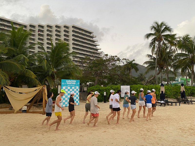 켄싱턴사이판 투숙객들이 리조트 앞에서 러닝을 하고 있다.(이랜드파크 제공)