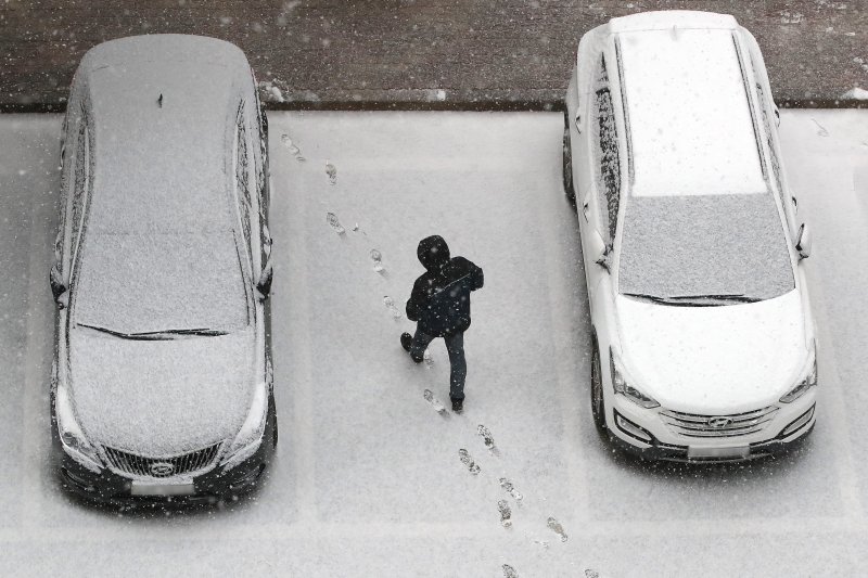 밤사이 눈이 내린 2일 오전 대구의 한 아파트 주차장에 세워진 차량 위에 눈이 소복이 쌓여 있다. 2026.2.2/뉴스1 ⓒ News1 공정식 기자
