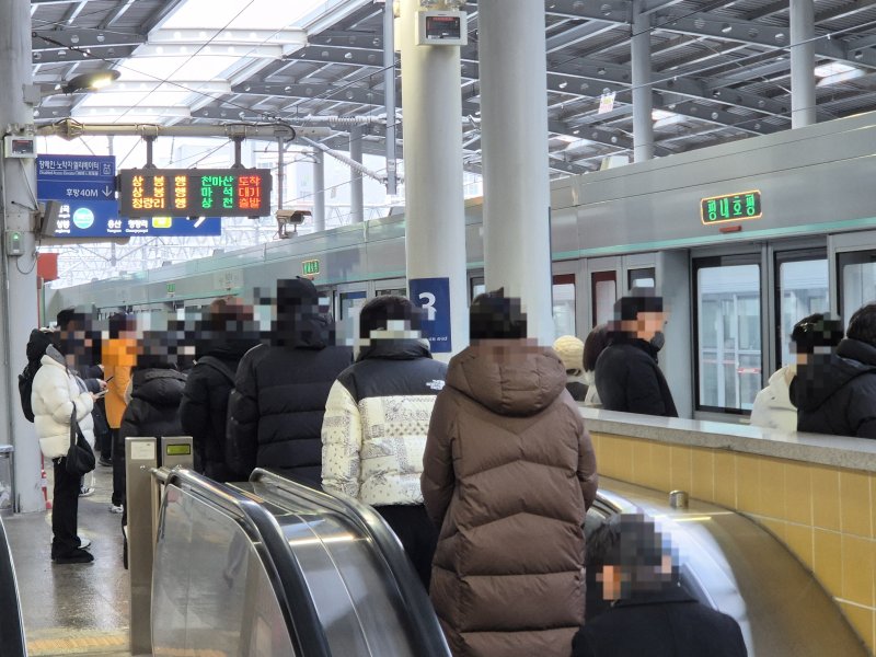 2일 오전 8시께 경기 남양주시 경춘선 평내호평역. 밤사이 내린 폭설로 인해 평소보다 더 붐비고 있다.2026.02.02/뉴스1 양희문 기자