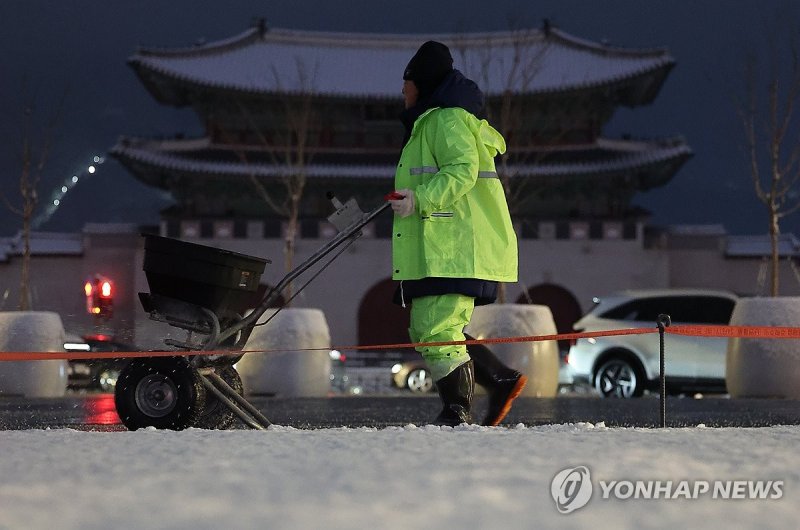 제설 계속되는 광화문광장 (출처=연합뉴스)