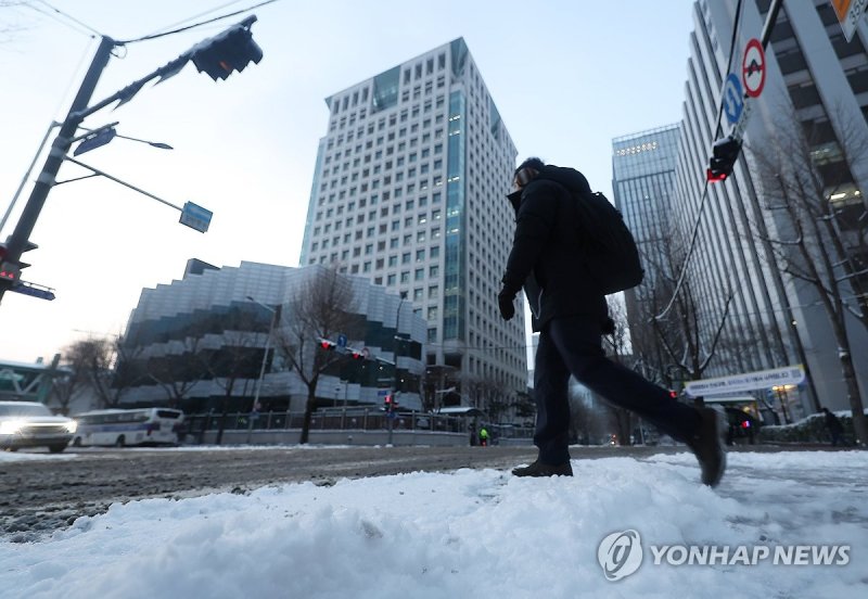 힘겨운 눈 속 출근 (출처=연합뉴스)