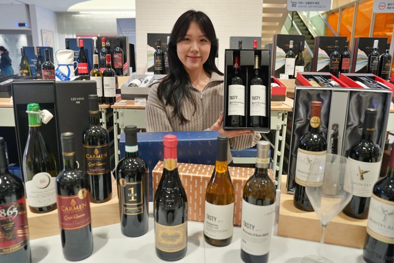 [서울=뉴시스] 롯데마트는 가격대별 주류를 앞세워 명절 선물세트 판매에 나선다고 2일 밝혔다. 사진은 롯데마트 주류 선물세트 홍보 이미지. (사진=롯데마트 제공) 2026.02.02. photo@newsis.com