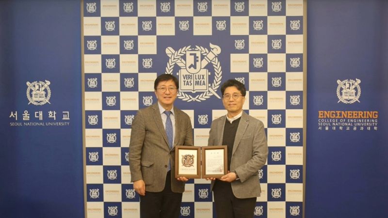 김영오 서울대학교 공과대학 학장(왼쪽)과 김종명 넥센타이어 중앙연구소장이 지난 2일 산학협력으로 '공학기술과 경영' 과목을 공동 개설하고 감사패을 전달하며 기념사진을 촬영하고 있다. 넥센타이어 제공.