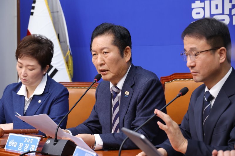 정청래 더불어민주당 대표가 2일 서울 여의도 국회에서 열린 최고위원회의에서 발언하고 있다. 연합뉴스