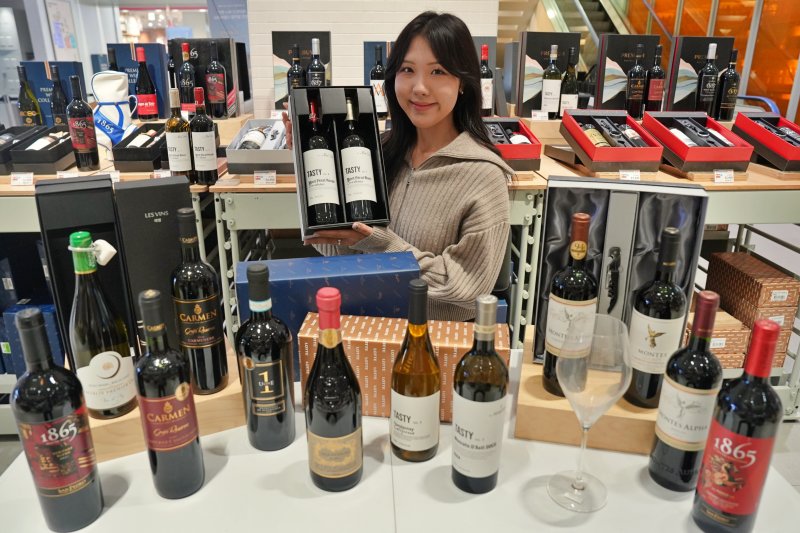 롯데마트 직원이 서울 송파구 보틀벙커 잠실점에서 주류 선물세트를 소개하고 있다. 롯데마트 제공