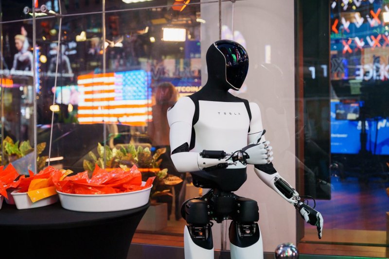 테슬라의 휴머노이드 로봇 '옵티머스' 모습.(테슬라 X 갈무리)