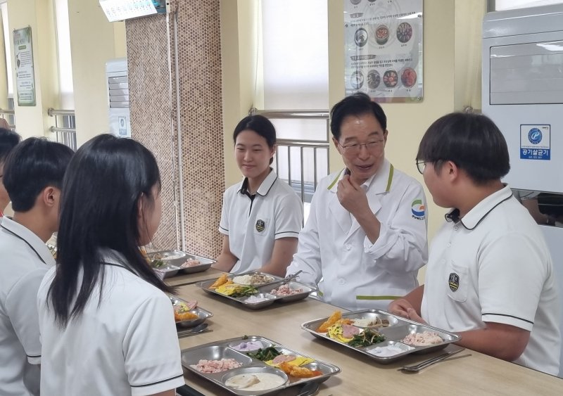 경북교육청은 2일 경북일고등학교에서 ‘학교폭력 안되지(돼지) 국밥’ 캠페인을 시범 운영했다.(경북교육청 제공, 재판매 및 DB 금지) /뉴스1