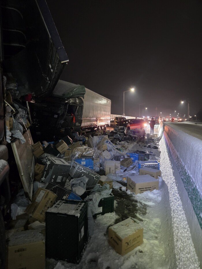 [청양=뉴시스] 2일 오전 4시49분께 익산평택고속도로 청양IC 부근 세 구간에서 차량 총 10대가 충돌한 가운데 사고 여파로 한 화물차에서 다량의 짐이 도로에 쏟아진 모습. (사진=청양소방서 제공) 2026.02.02. photo@newsis.com *재판매 및 DB 금지