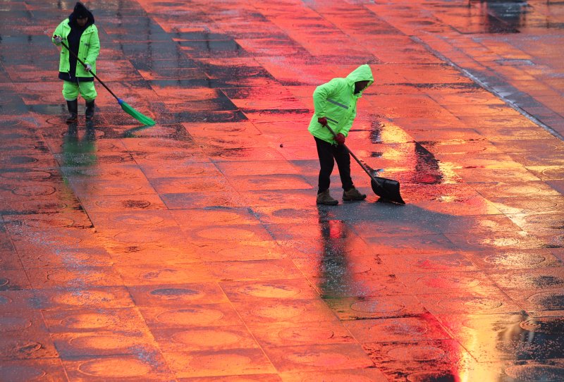 2일 오전 서울 광화문광장에서 시설 관계자들이 밤새 내린 눈을 치우고 있다. ⓒ News1 구윤성 기자