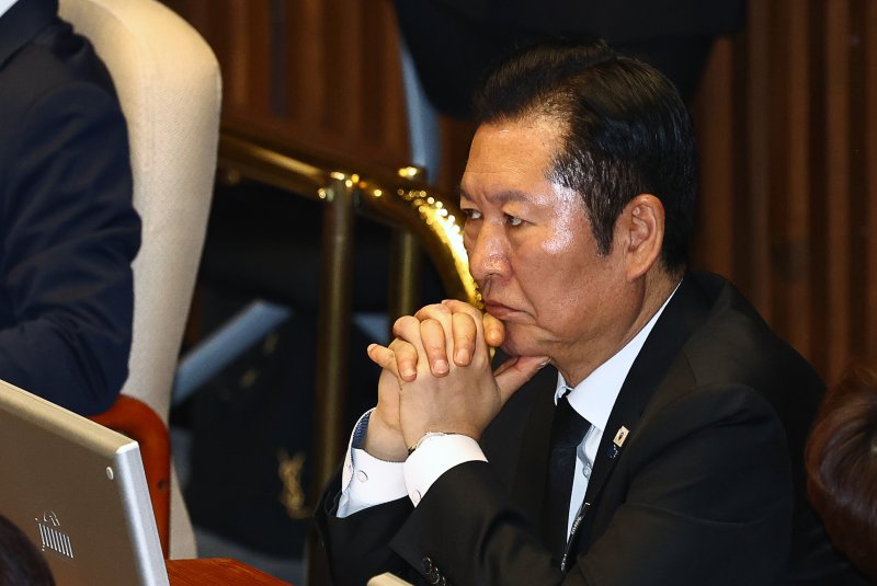 [서울=뉴시스] 김명년 기자 = 정청래 더불어민주당 대표가 29일 오후 서울 여의도 국회에서 열린 본회의에서 두 손을 모으고 있다. 2026.01.29. kmn@newsis.com