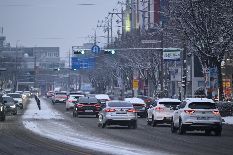 [광주=뉴시스] 이영주 기자 = 광주·전남 일부 지역에 대설주의보가 내려진 2일 오전 광주 북구 용봉동 한 도로에서 차량들이 눈길 사고 예방을 위해 서행하고 있다. 2026.02.02. leeyj2578@newsis.com