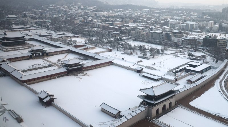 [서울=뉴시스] 추상철 기자 = 밤새 폭설이 내린 2일 오전 서울 종로구 경복궁에 눈이 쌓여 있다. 2026.02.02. scchoo@newsis.com