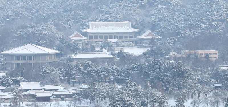[서울=뉴시스] 추상철 기자 = 밤새 폭설이 내린 2일 오전 서울 종로구 청와대에 눈이 쌓여 있다. 2026.02.02. scchoo@newsis.com