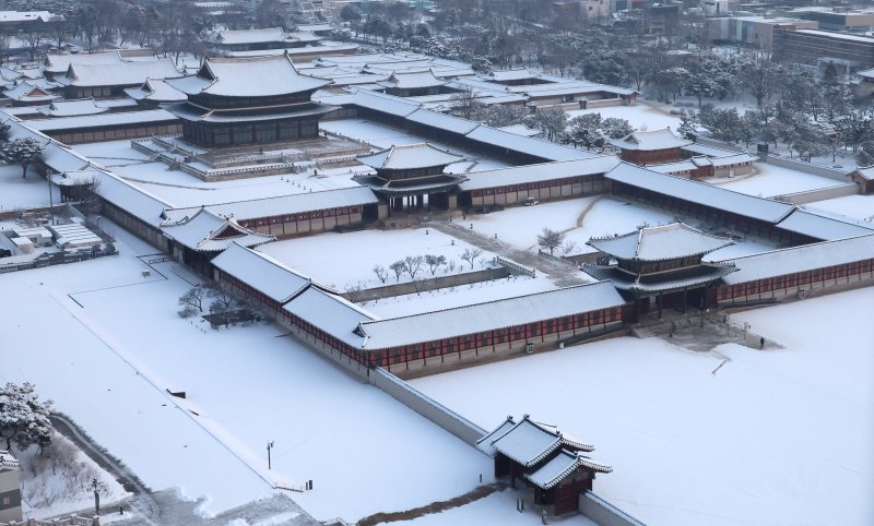 [서울=뉴시스] 추상철 기자 = 밤새 폭설이 내린 2일 오전 서울 종로구 경복궁에 눈이 쌓여 있다. 2026.02.02. scchoo@newsis.com