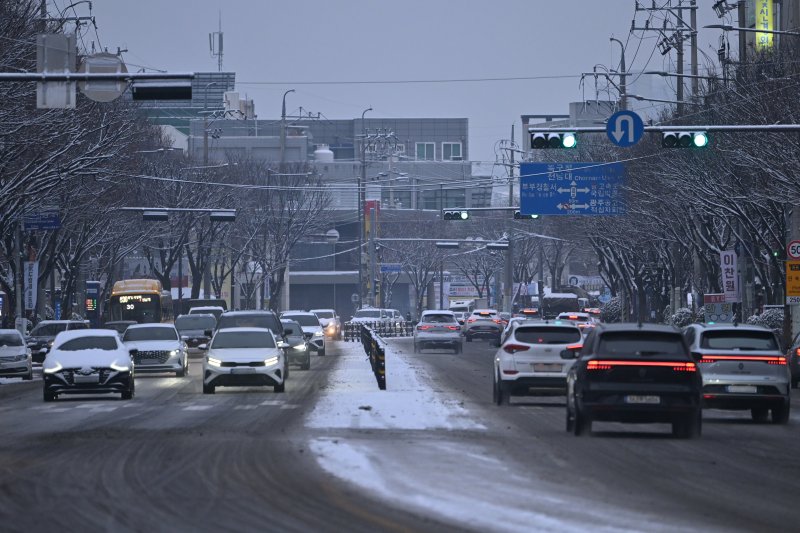 [광주=뉴시스] 이영주 기자 = 광주·전남 일부 지역에 대설주의보가 내려진 2일 오전 광주 북구 삼각동 한 도로에서 차량들이 눈길 사고 예방을 위해 서행하고 있다. 2026.02.02. leeyj2578@newsis.com