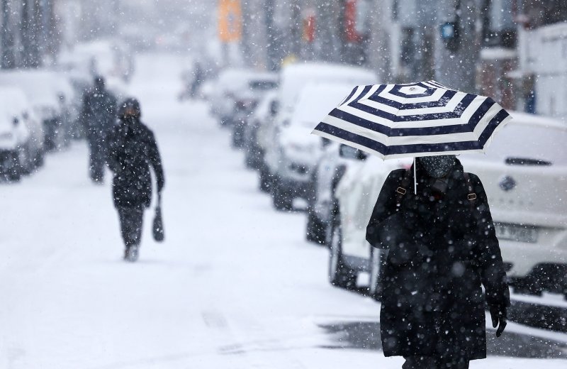 [대구=뉴시스] 이무열 기자 = 눈이 내리는 2일 대구 동구 효동로 일대에서 시민들이 발걸음을 옮기고 있다. 2026.02.02. lmy@newsis.com