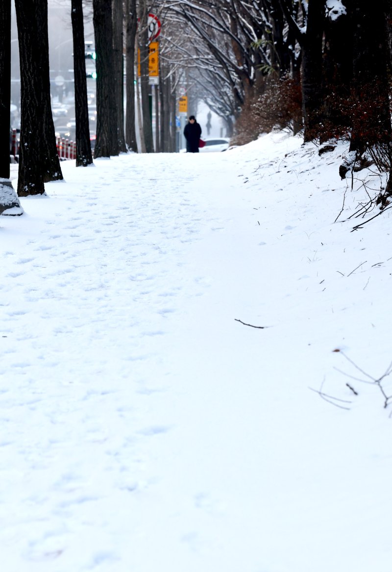 [인천=뉴시스] 전진환 기자 = 밤사이 눈이 내린 2일 오전 인천 남동구 중앙공원 인근 인도에서 한 시민이 걸어가고 있다. 2026.02.02. amin2@newsis.com
