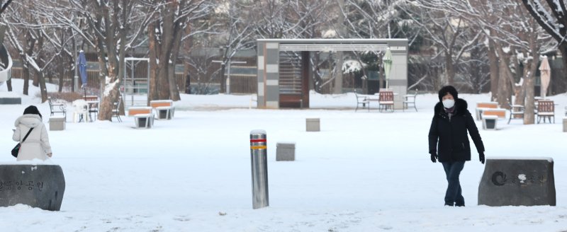 [인천=뉴시스] 전진환 기자 = 밤사이 눈이 내린 2일 오전 인천 남동구 중앙공원에서 시민들이 눈길을 걸어가고 있다. 2026.02.02. amin2@newsis.com
