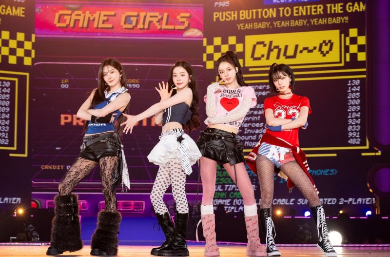 아이린&middot;슬기∙카리나∙윈터, f(x) '츄~♡' 커버무대에 들썩