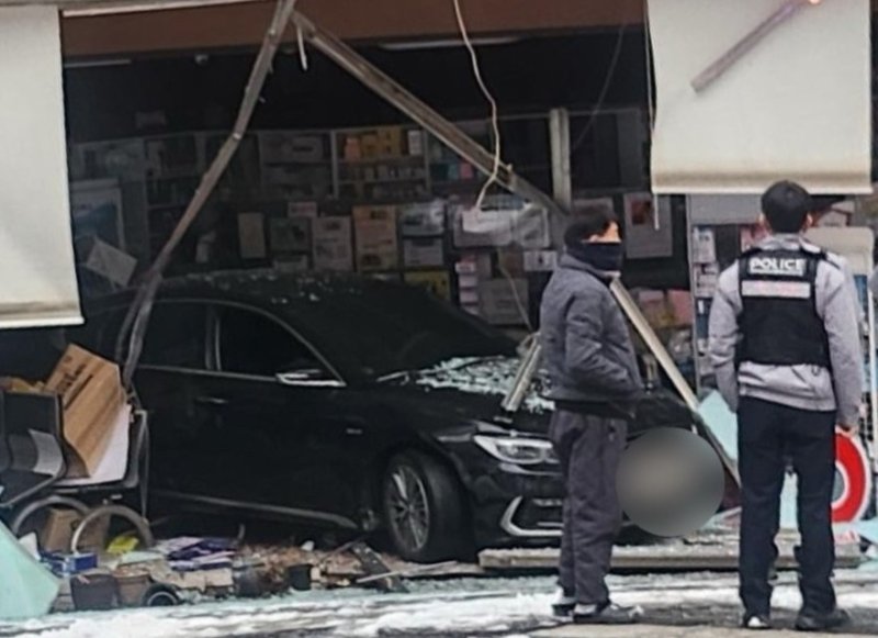 [광주=뉴시스] 2일 오전 7시 45분께 광주 서구 내방동의 한 도로에서 50대 여성 A씨가 몰던 승용차가 한 상가 내 약국으로 돌진했다. (사진 =SNS 갈무리 캡처) 2026.02.02. photo@newsis.com *재판매 및 DB 금지