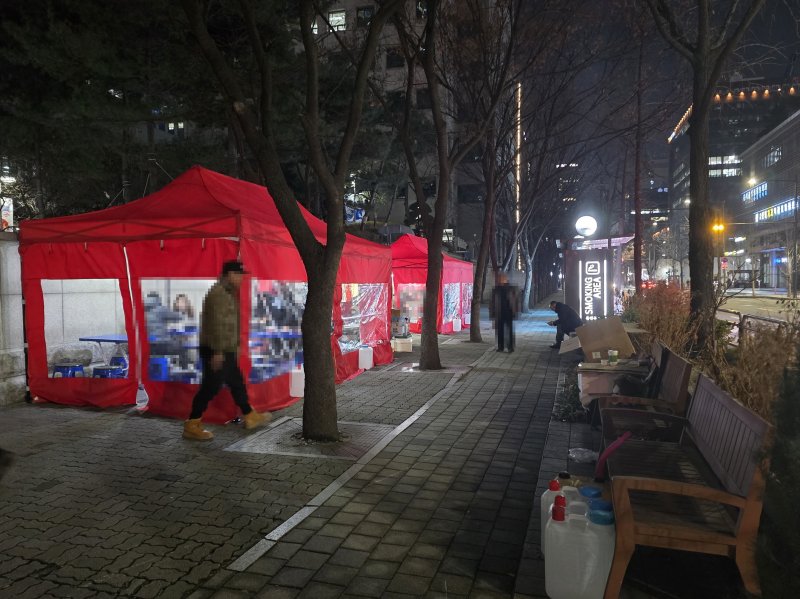 정비 전 불법 포장마차 운영 중인 모습.(영등포구 제공)