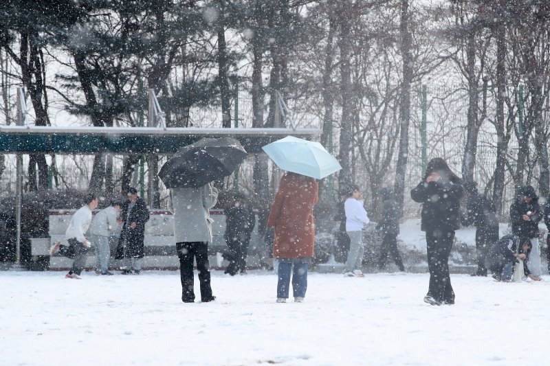 2일 오전 대구의 한 초등학교 운동장에서 학생들이 밤사이 내린 눈을 구경하고 있다. 2026.2.2/뉴스1 ⓒ News1 공정식 기자