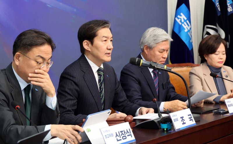 [서울=뉴시스] 김금보 기자 = 조국 조국혁신당 대표가 2일 오전 서울 여의도 국회에서 열린 최고위원회의에서 발언을 하고 있다. 2026.02.02. kgb@newsis.com