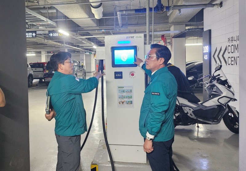 지하 주차장 전기차 충전시설 점검하는 김석필 시장 권한대행(오른쪽) (출처=연합뉴스)